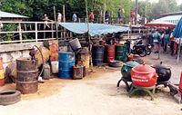 Les huiles-moteur, très polluantes sont jetées, recyclées ou incinérées, souvent dans de mauvaises conditions (Centre de tri, Thaïlande)