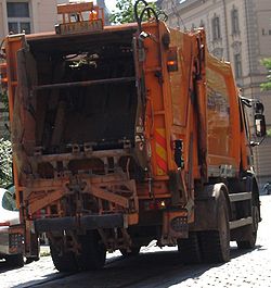 Benne à ordures ménagères en opération dans les rues de Prague