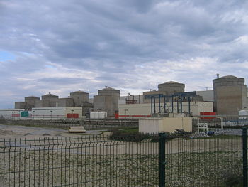 La centrale nucléaire vue depuis la clôture qui délimite l'accès au public