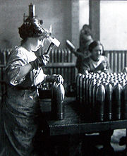 Femmes fabriquant des obus dans une usine de munitionhaque obus et chaque douille contiennent un gramme de mercure toxique. Un milliard d'obus environ ont été ainsi fabriqués entre 1914 et fin 1918.