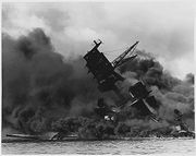 L’USS Arizona coule dans le port de Pearl Harbor (Hawaii), le 7 décembre 1941 lors d'une attaque japonaise qui motivera l'entrée en guerre des USA.
