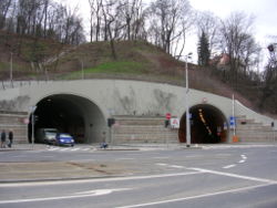 Localement des aménagements en tunnels permettent de conserver des zones vertes continues jouant le rôle d'écoducs permettant à de nombreuses espèces de traverser des axes de transports souvent très fréquentés en ville