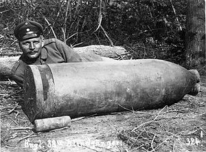 Obus anglais de gros calibre (38 cm), qui n'a pas explosé à l'impact, comme en moyenne un obus sur quatre en 1914-1918