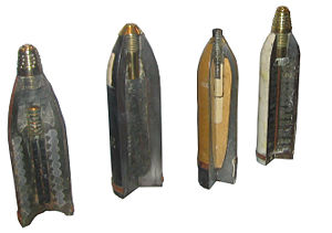 Exemples d'obus de la Première Guerre mondiale, fréquemment trouvés non-explosés ; Obus de 90 mm à mitraille (shrapnel) - Obus de 120 mm incendiaire en fonte modèle 77/14 - Obus de 75 mm explosif modèle 16 - Obus de 75 mm à balles (shrapnel) modèle 97.